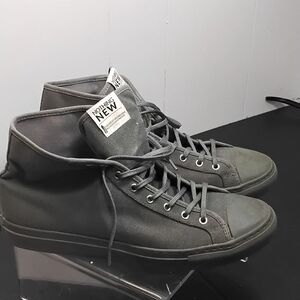 Gray Athletic Shoes with Sleek Design